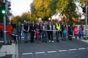 "Grünes Licht" für die Heldritter Straße in Bad Rodach. Nach einer zweijährigen Bauzeit wurde sie jetzt durch die politische Prominenz und etliche Bürger für den Verkehr frei gegeben.